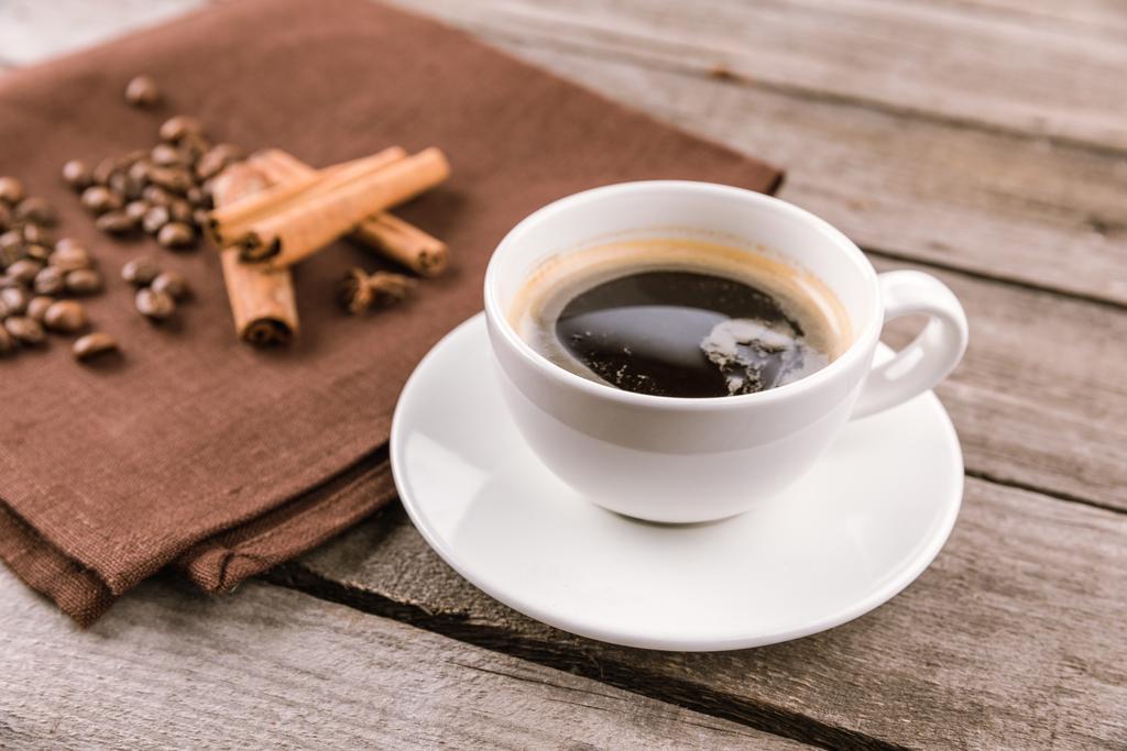 tasse de café vapeur et bâtonnets de cannelle
 - Photo, image