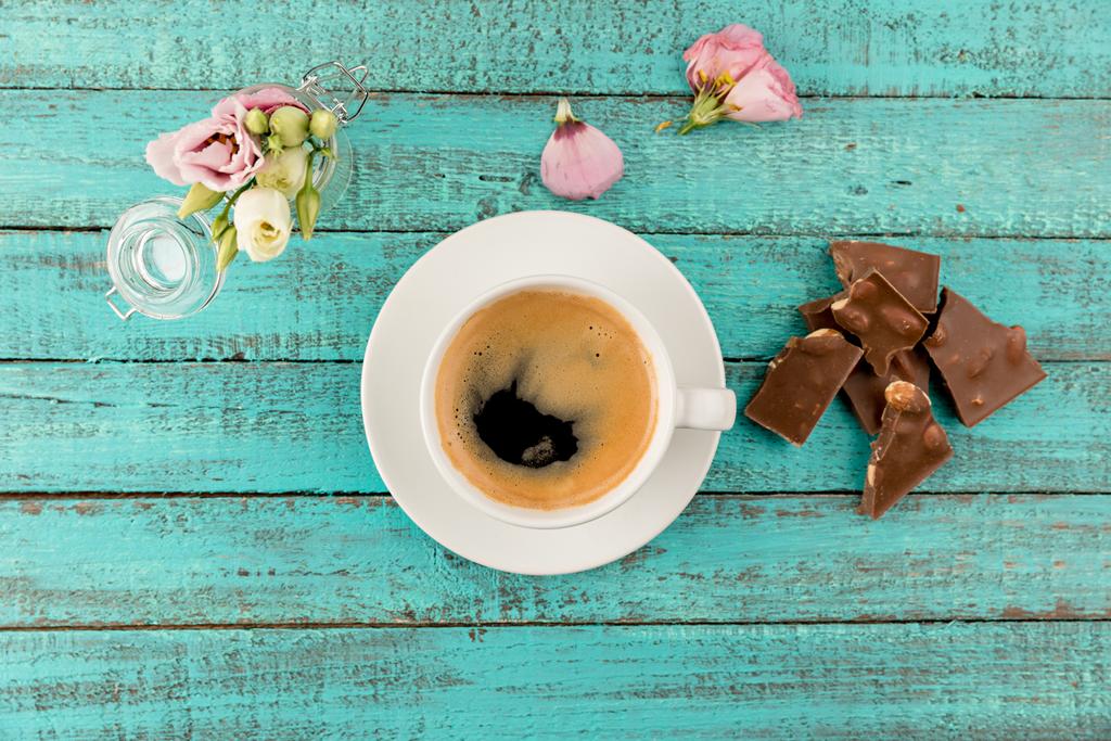 coffee mug steam and flowers on table - Photo, Image
