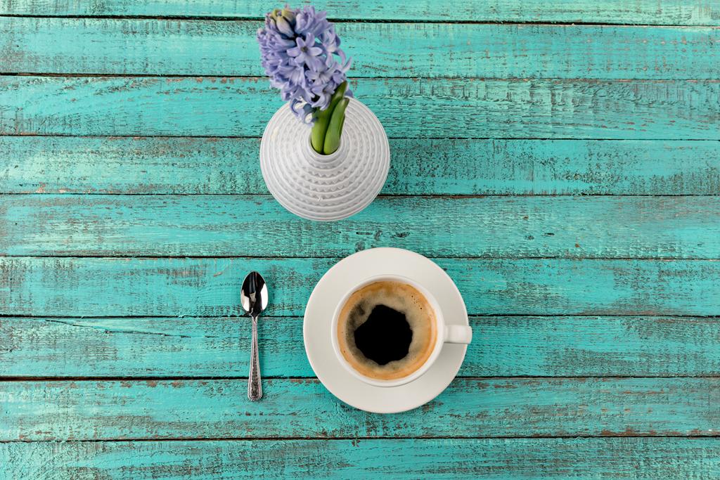 кавовий кухоль пара і квіти на столі
 - Фото, зображення