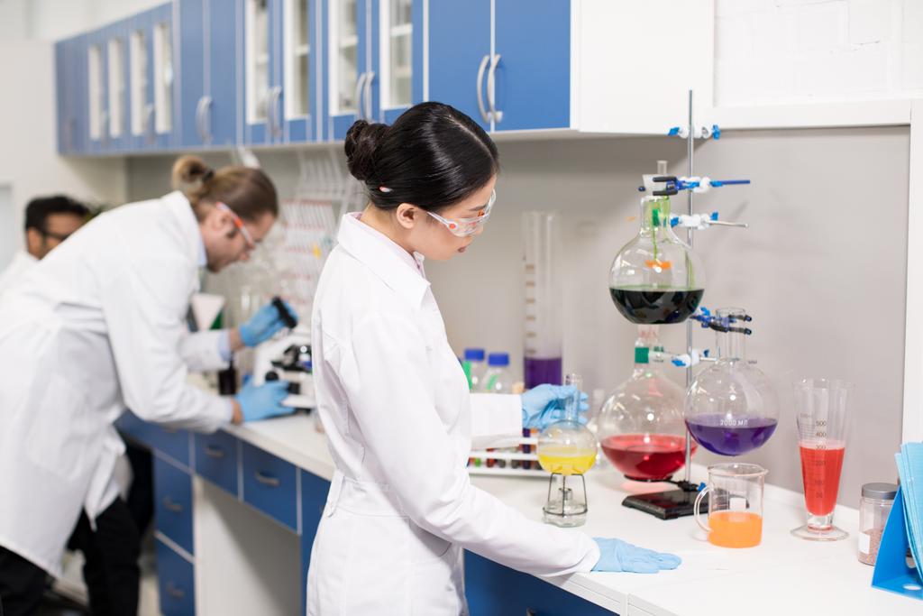 Jeunes scientifiques en laboratoire
  - Photo, image