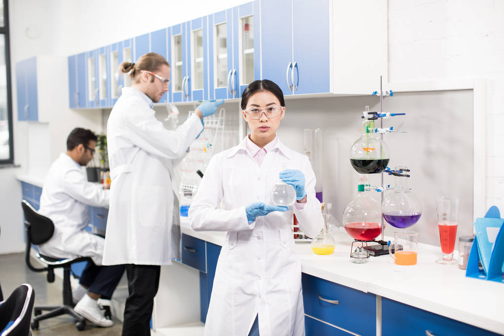 mladí vědci v laboratoři  - Fotografie, Obrázek