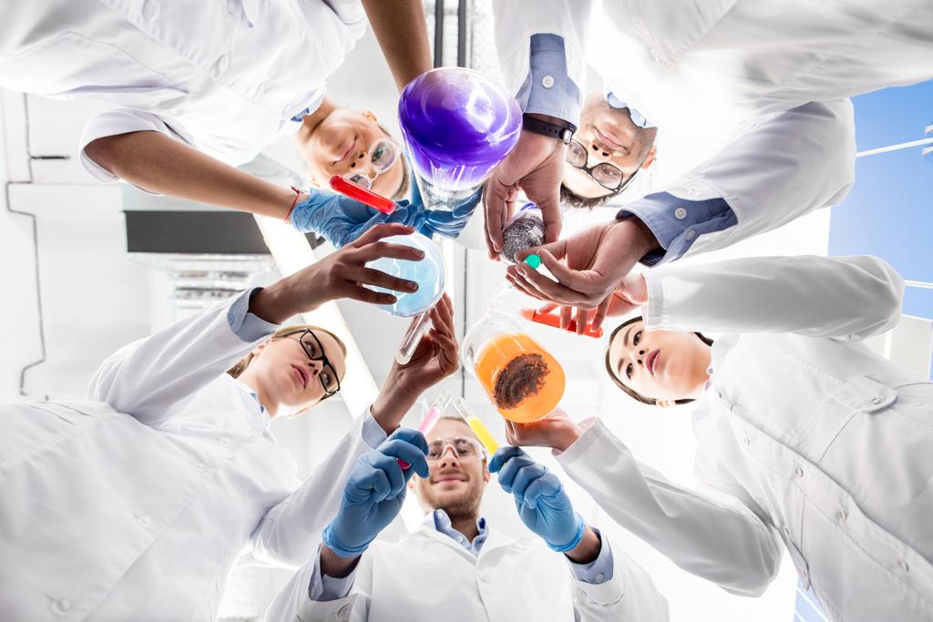 cientistas segurando tubos de ensaio
 - Foto, Imagem