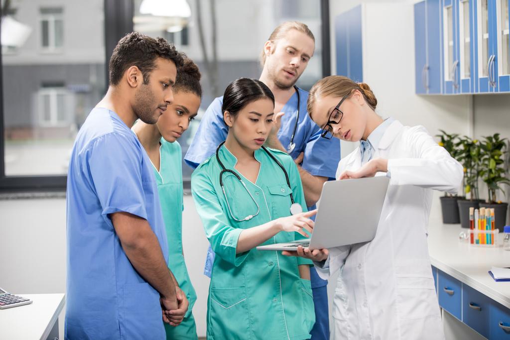 operatori medici che utilizzano laptop
 - Foto, immagini
