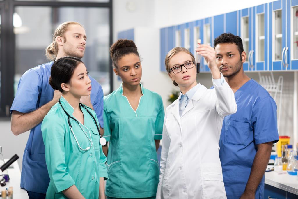 медицинские работники в лаборатории
 - Фото, изображение
