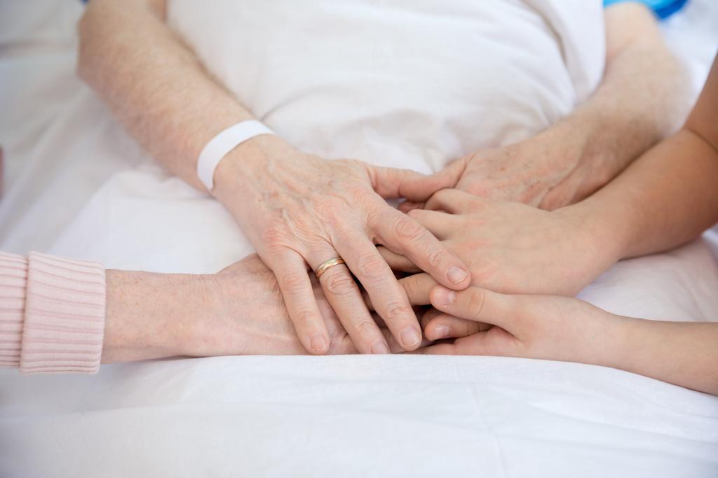isoäiti ja isoisä kädestä potilaan kanssa
 - Valokuva, kuva