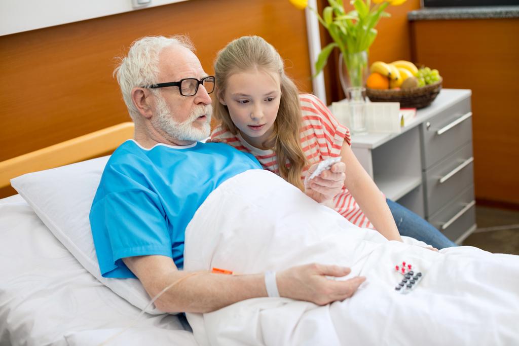 Ο παππούς και το παιδί στο νοσοκομείο  - Φωτογραφία, εικόνα