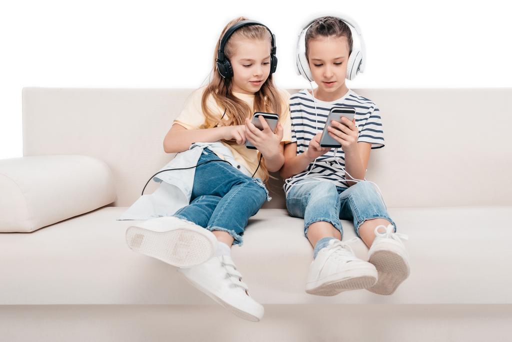 τα παιδιά που χρησιμοποιούν ψηφιακές συσκευές - Φωτογραφία, εικόνα