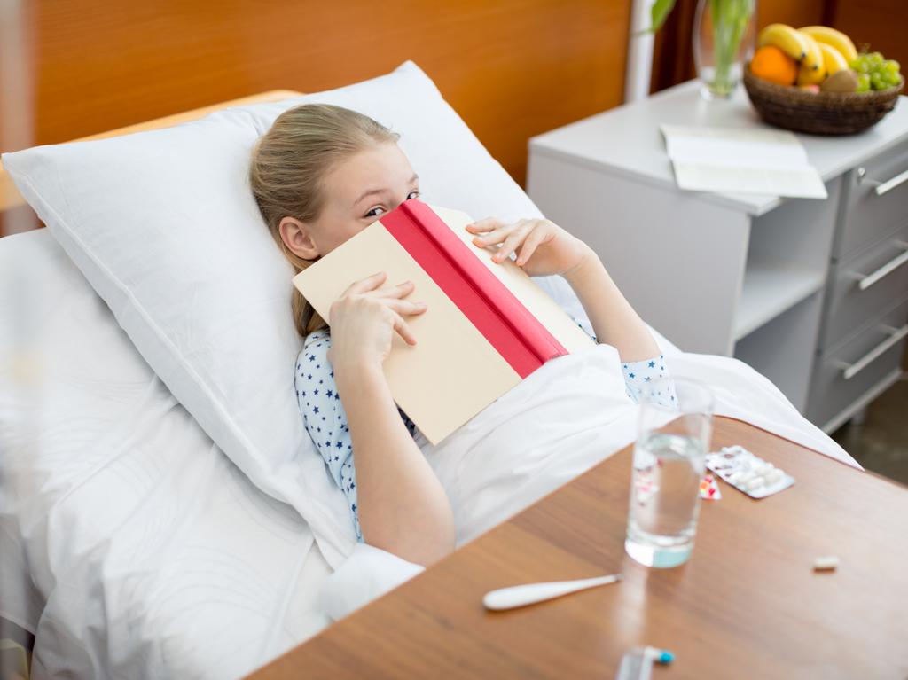 Mała dziewczynka w szpitalu łóżko  - Zdjęcie, obraz