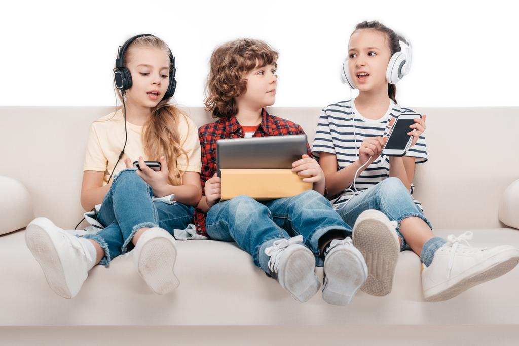 дети, использующие цифровые устройства
 - Фото, изображение