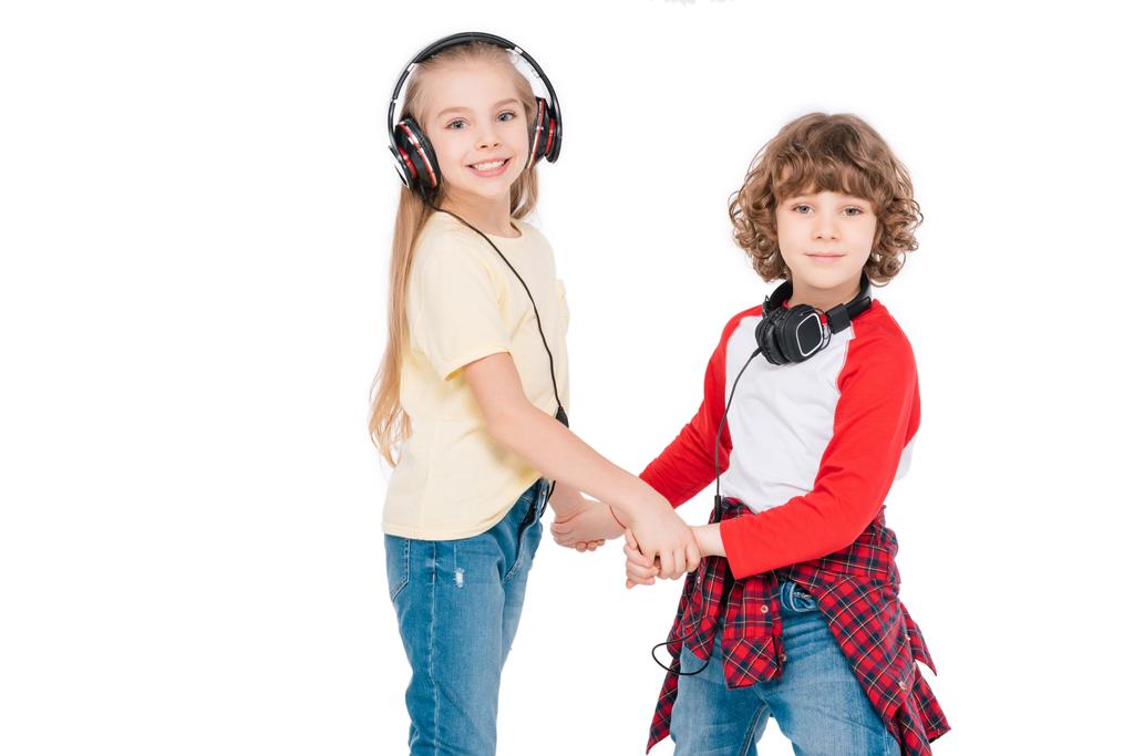 Niños en auriculares escuchando música
 - Foto, imagen
