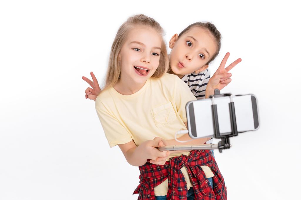 Bambini che fanno selfie
 - Foto, immagini