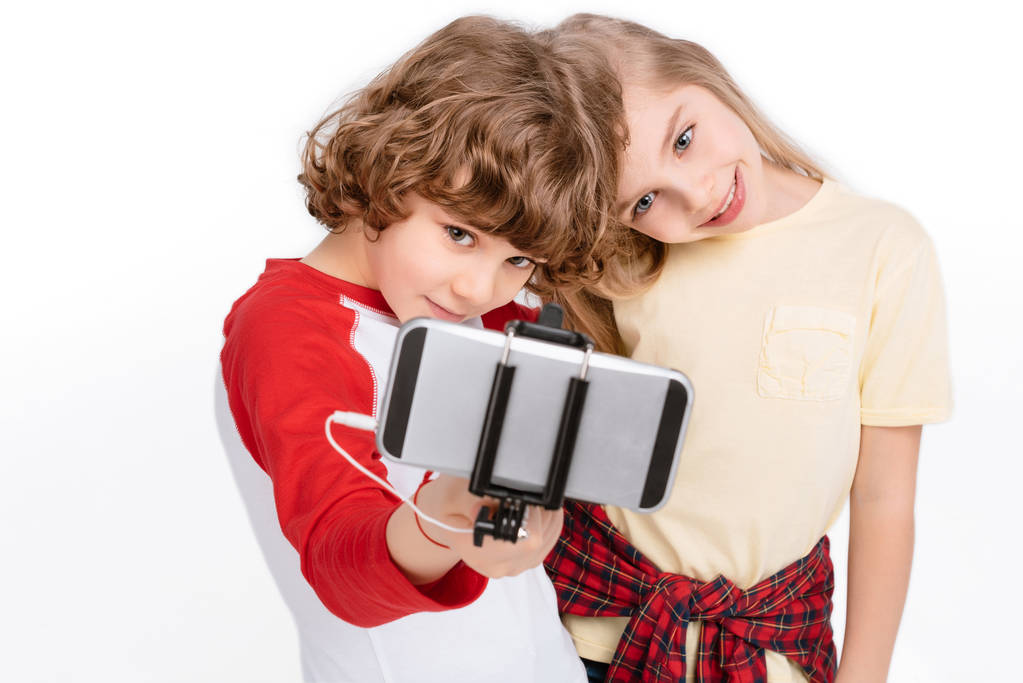 Crianças tirando selfie com smartphone
 - Foto, Imagem