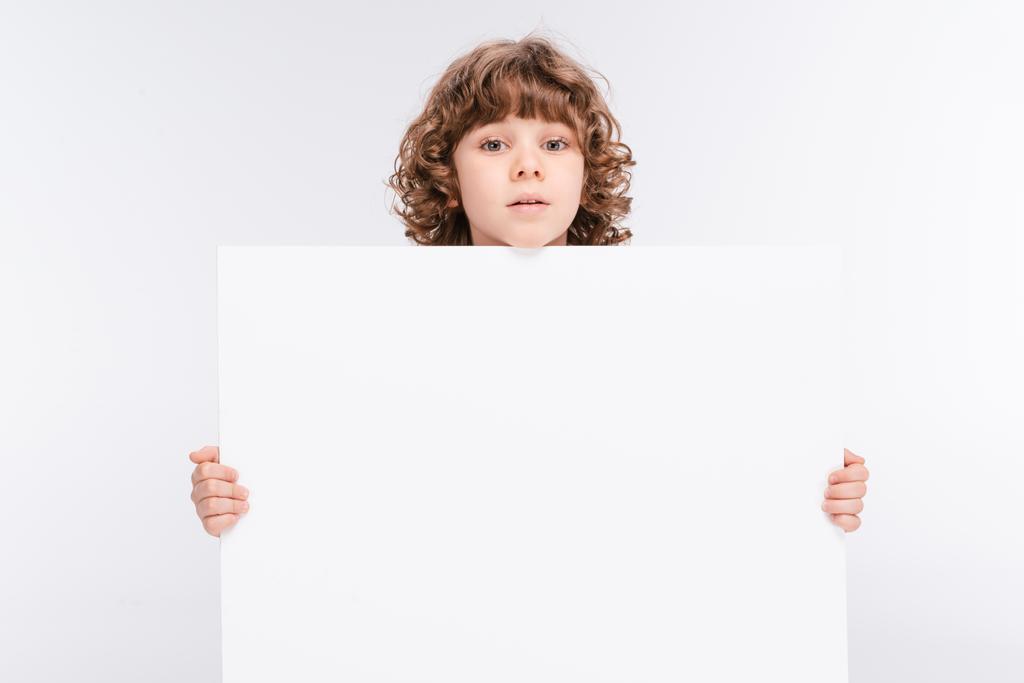 Niño sosteniendo blanco tablero en blanco
 - Foto, Imagen
