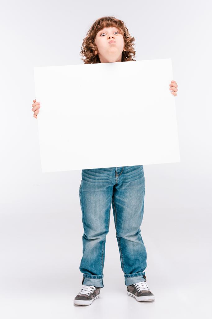 Jongen bedrijf witte leeg bord - Foto, afbeelding