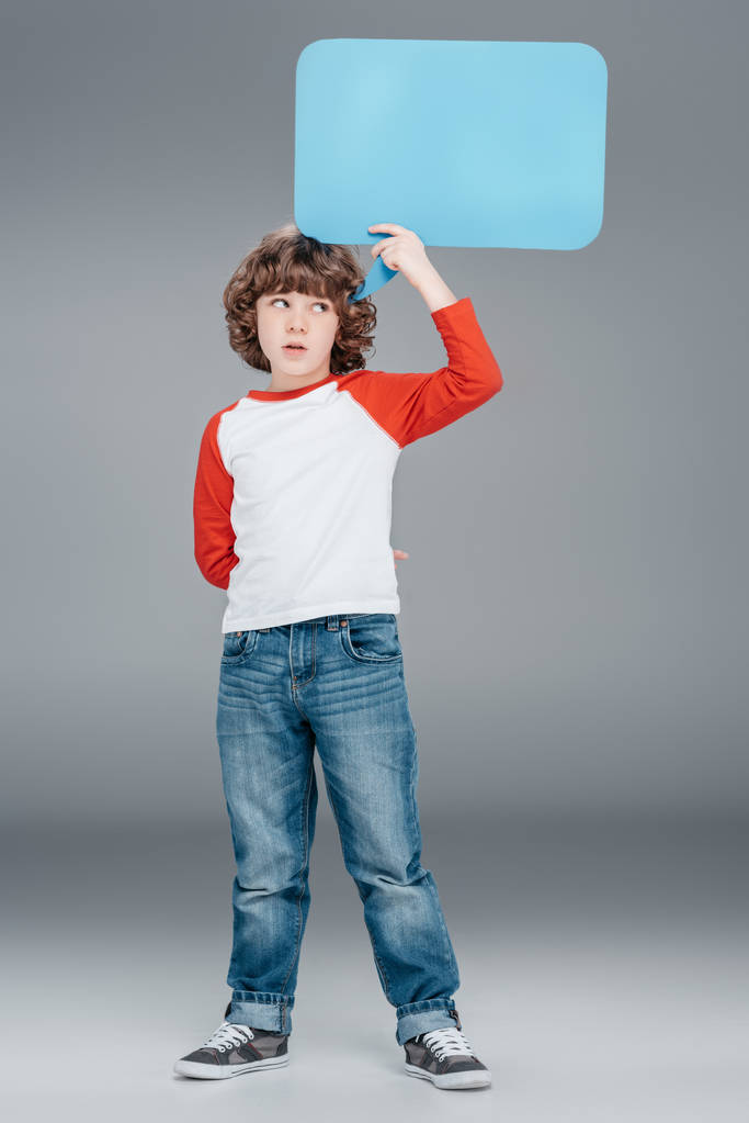 Pequeno menino segurando bolha discurso
 - Foto, Imagem
