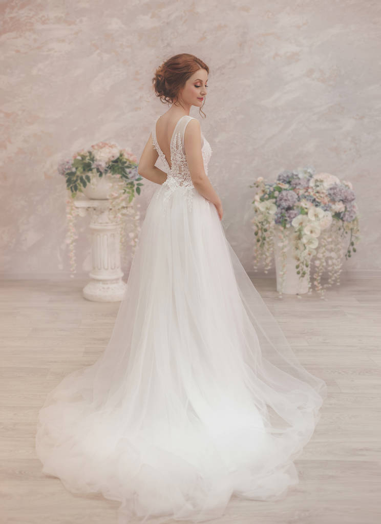 Jeune fille au printemps dans une robe blanche luxueuse
 - Photo, image