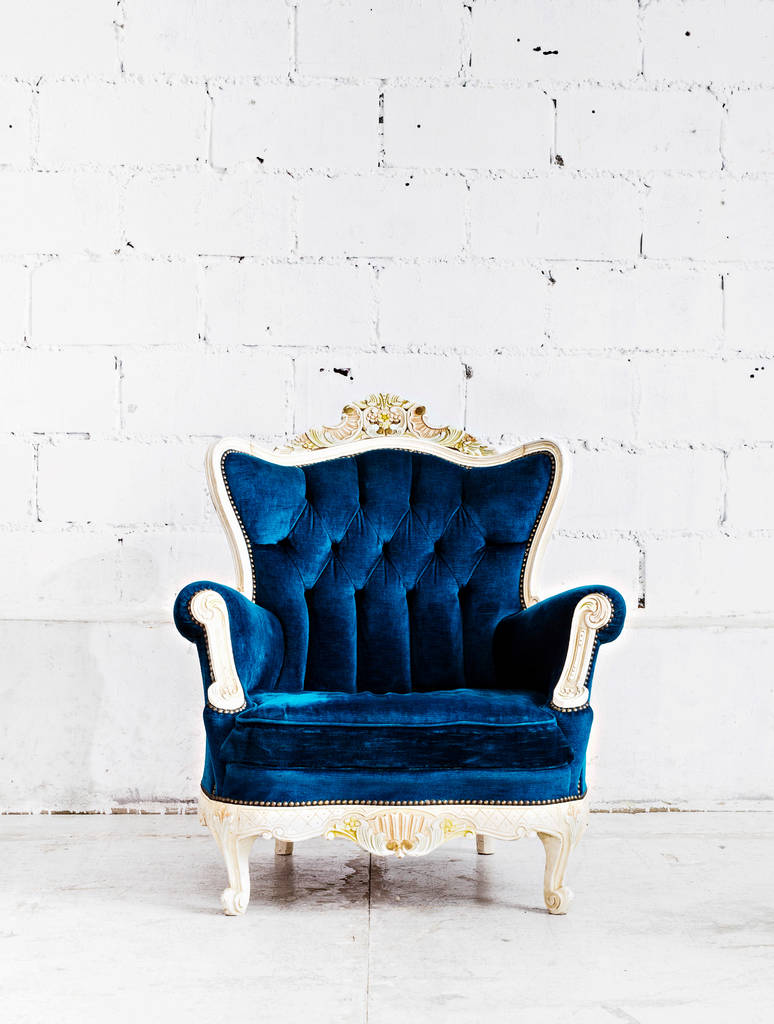 Sofá sillón de estilo clásico azul en habitación vintage
 - Foto, Imagen