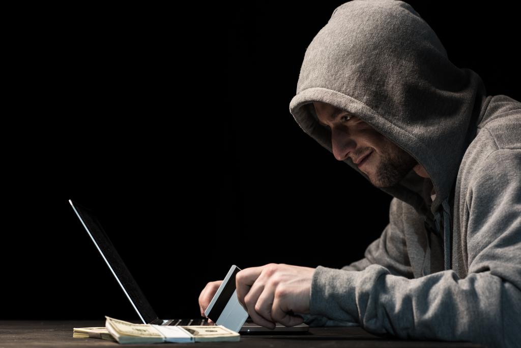 haker za pomocą laptopa - Zdjęcie, obraz