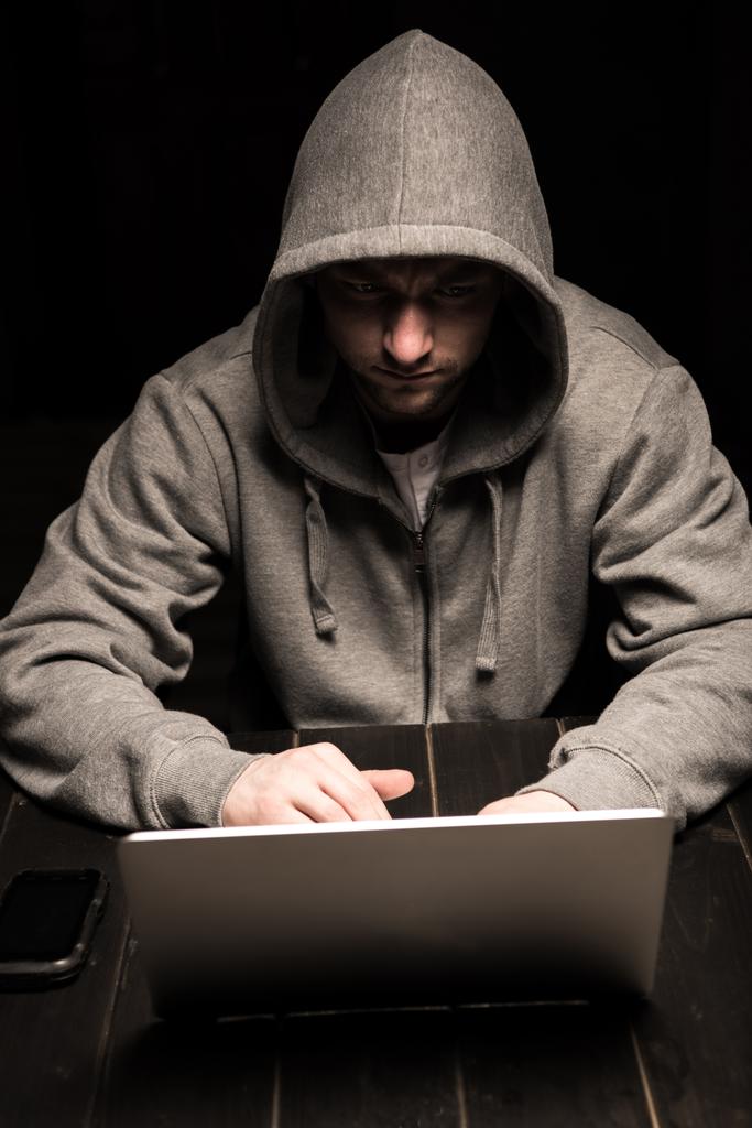 Hacker mit Laptop  - Foto, Bild