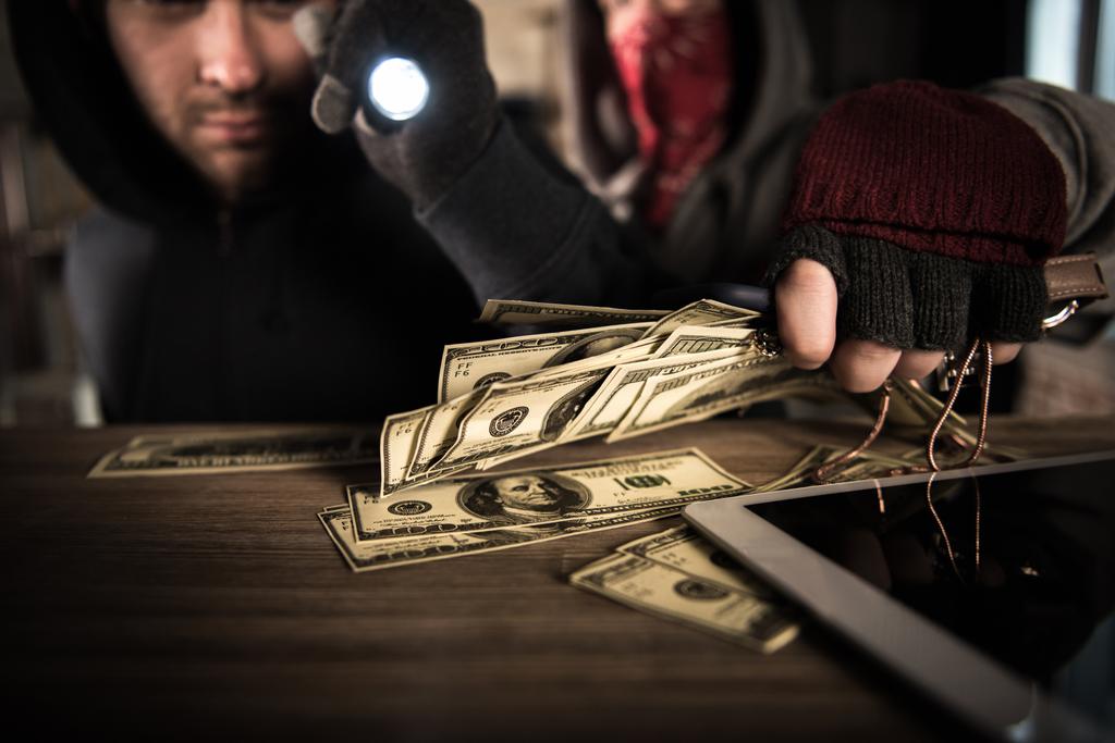 Ladrones robando dinero
 - Foto, Imagen