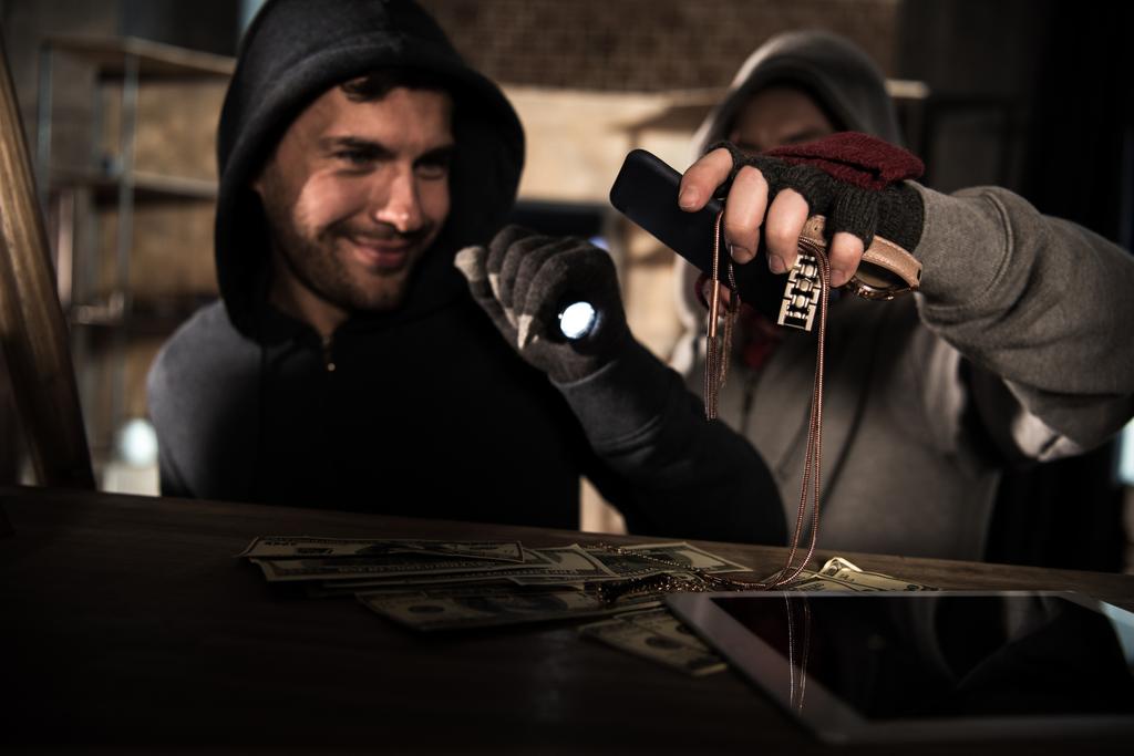 Грабіжники, крадіжці грошей
 - Фото, зображення