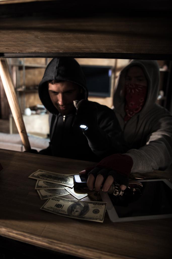 Грабители крадут деньги
 - Фото, изображение