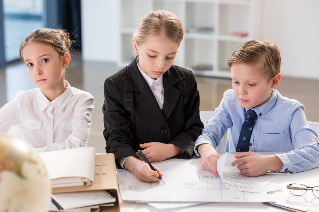 Милые дети, работающие с бумагами
   - Фото, изображение