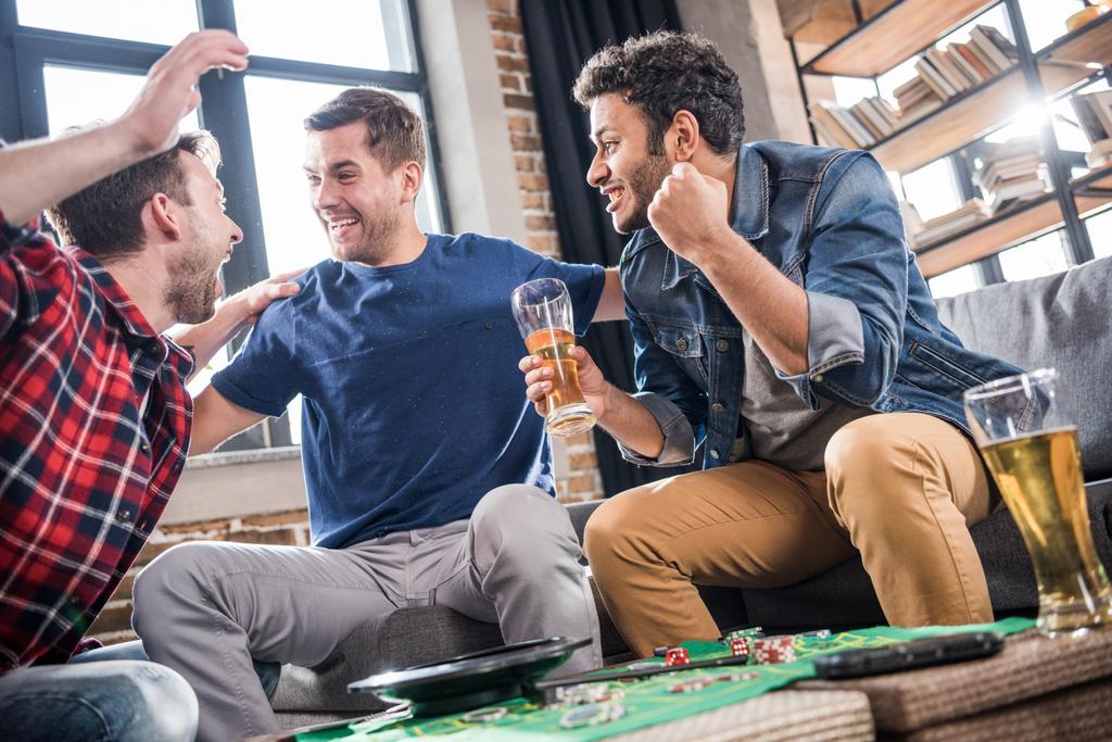 homens jogando jogo de roleta
 - Foto, Imagem