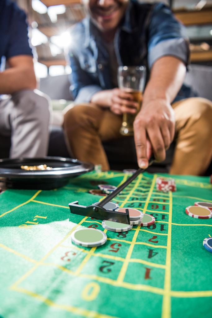 mannen spelen roulettespel - Foto, afbeelding