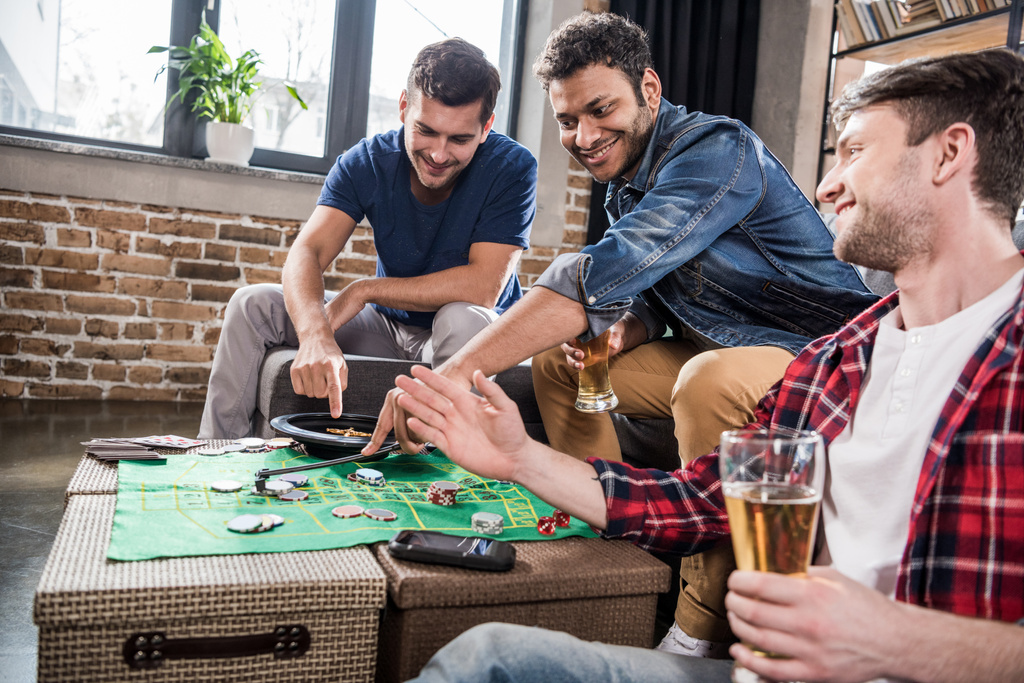hombres jugando ruleta juego
 - Foto, imagen