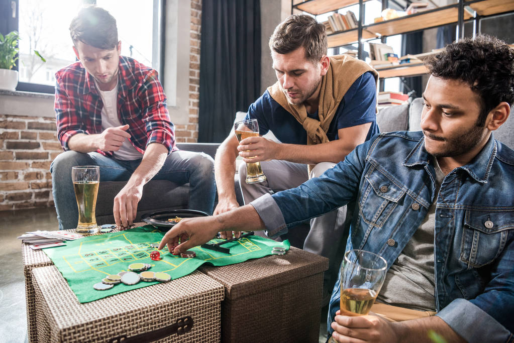 homens jogando jogo de roleta
 - Foto, Imagem