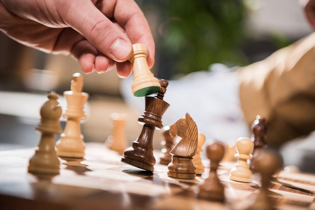 человек играет в шахматы
 - Фото, изображение