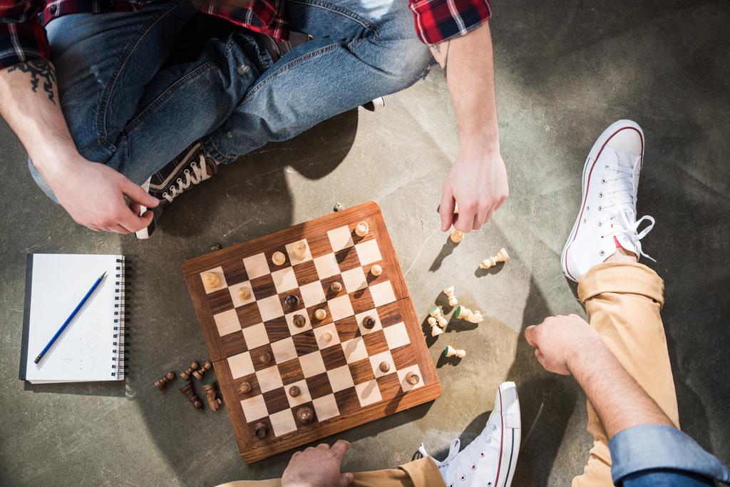 Друзья играют в шахматы
 - Фото, изображение