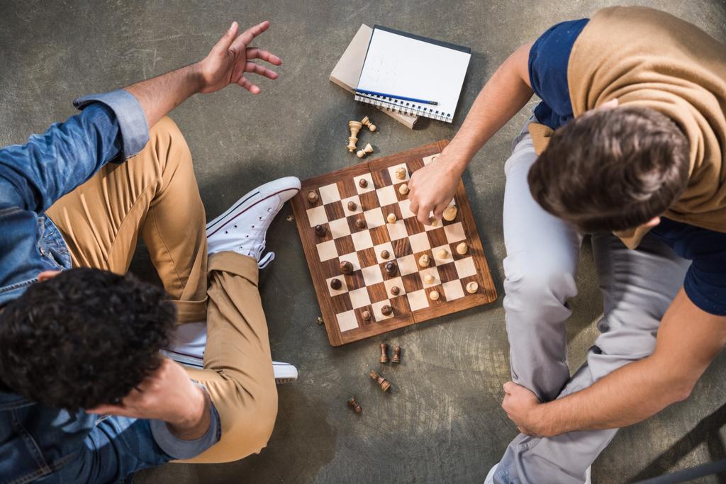 Amigos jugando ajedrez
 - Foto, imagen