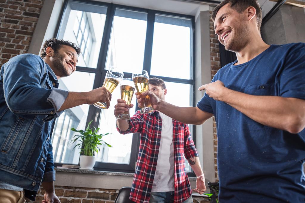 Οι άνδρες πίνουν μπύρα - Φωτογραφία, εικόνα