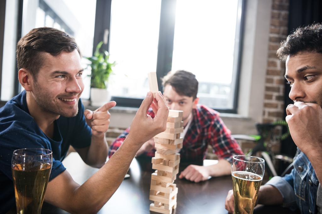 чоловіки грають у гру дженга
 - Фото, зображення