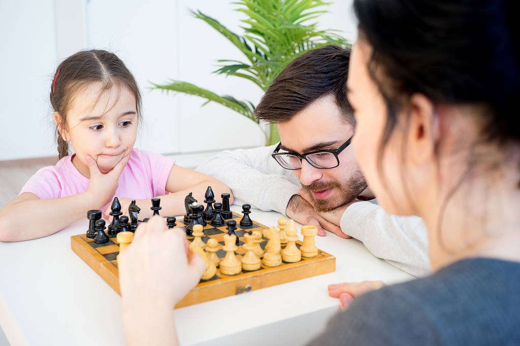 gra w szachy z rodziny - Zdjęcie, obraz