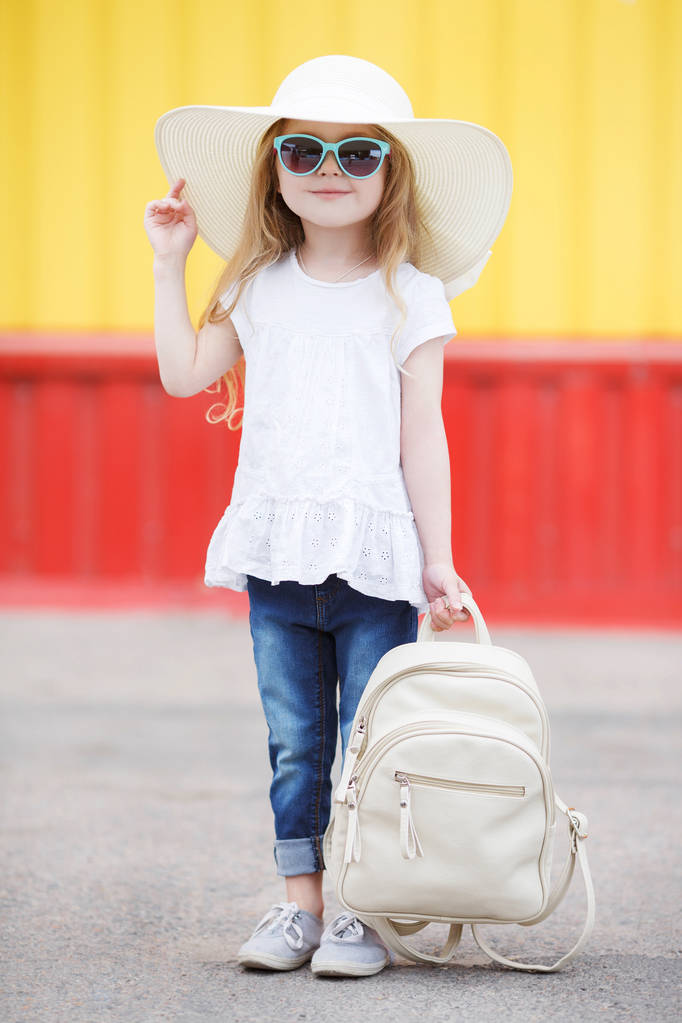 Μικρή μαθήτρια με ένα λευκό σακίδιο - Φωτογραφία, εικόνα
