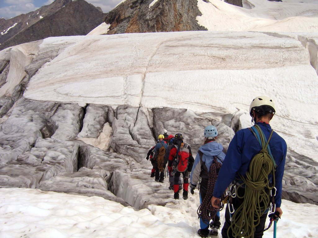 Escursionisti con zaini che godono della vista sulla valle dalla cima di una montagna - Foto, immagini