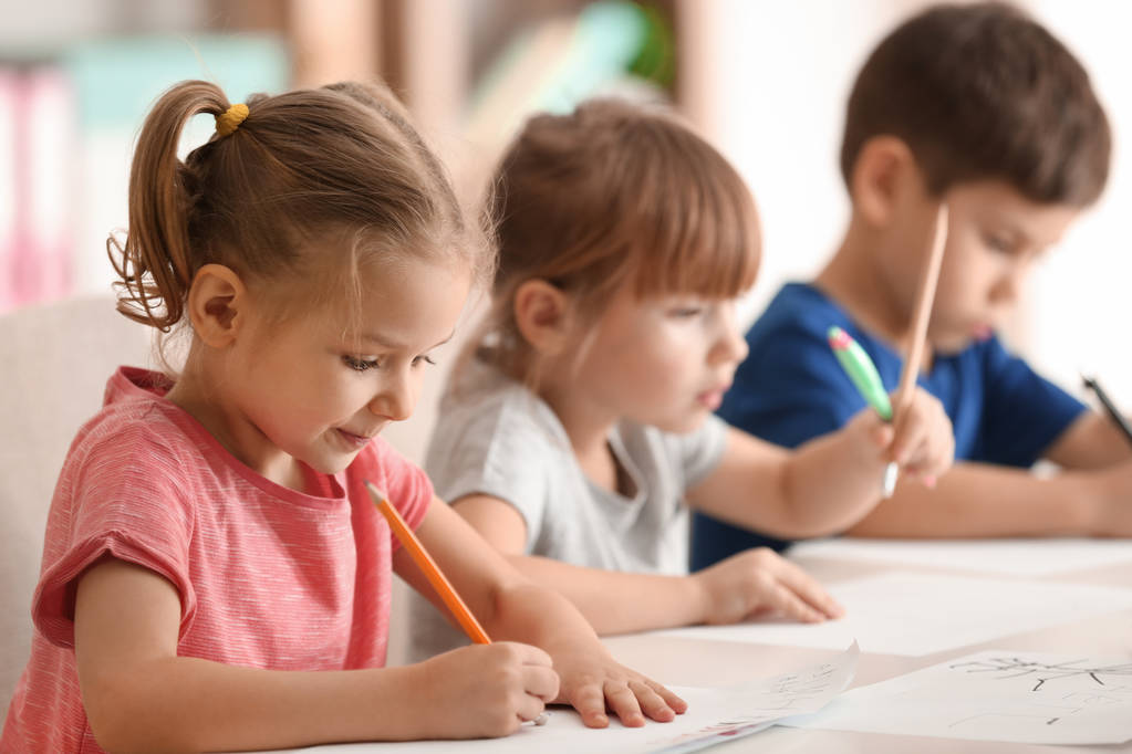 niños dibujando en clase
 - Foto, Imagen