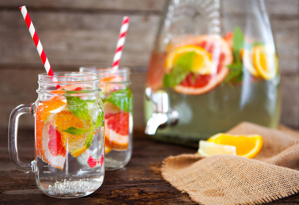 Zelfgemaakte koude natuurlijke citrus limonade met munt - Foto, afbeelding