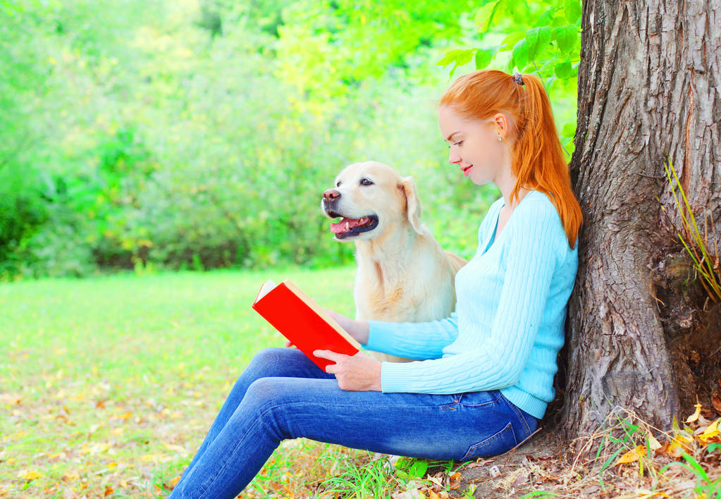 šťastný majitel žena čte knihu s si psa zlatý retrívr - Fotografie, Obrázek