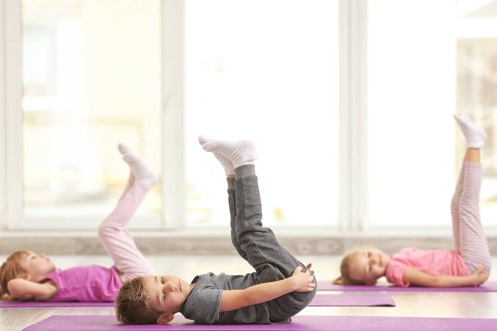 niños haciendo ejercicios de gimnasia
 - Foto, Imagen