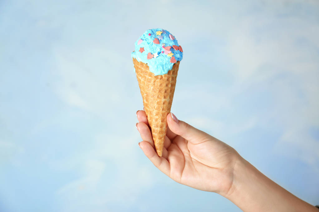 kädessä pidettävä jäätelötötterö
  - Valokuva, kuva
