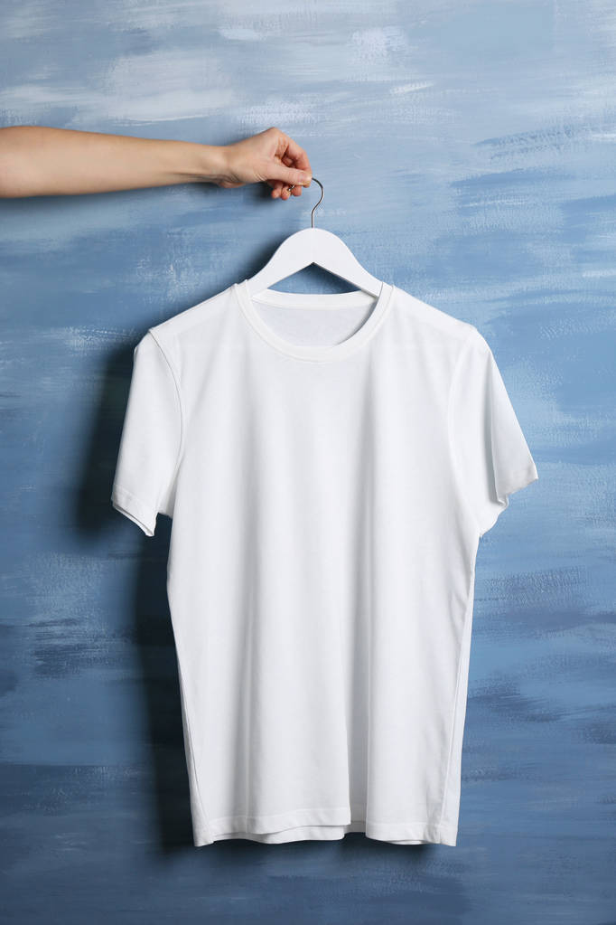 Camiseta blanca en blanco
 - Foto, imagen