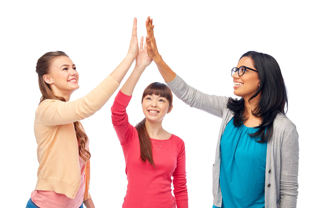 международная группа счастливых женщин, получающих высокие пятерки
 - Фото, изображение