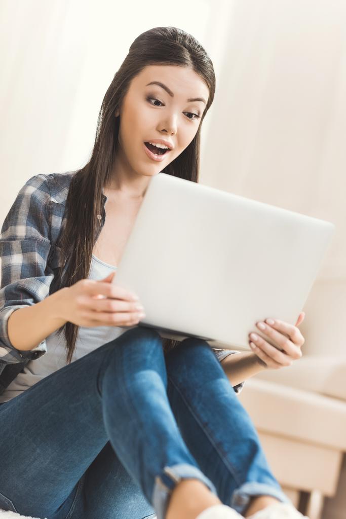 kobieta siedzi na podłodze i pracę na laptopie - Zdjęcie, obraz