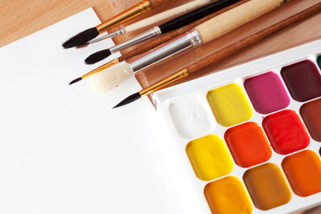 Pitture colorate sul tavolo
 - Foto, immagini