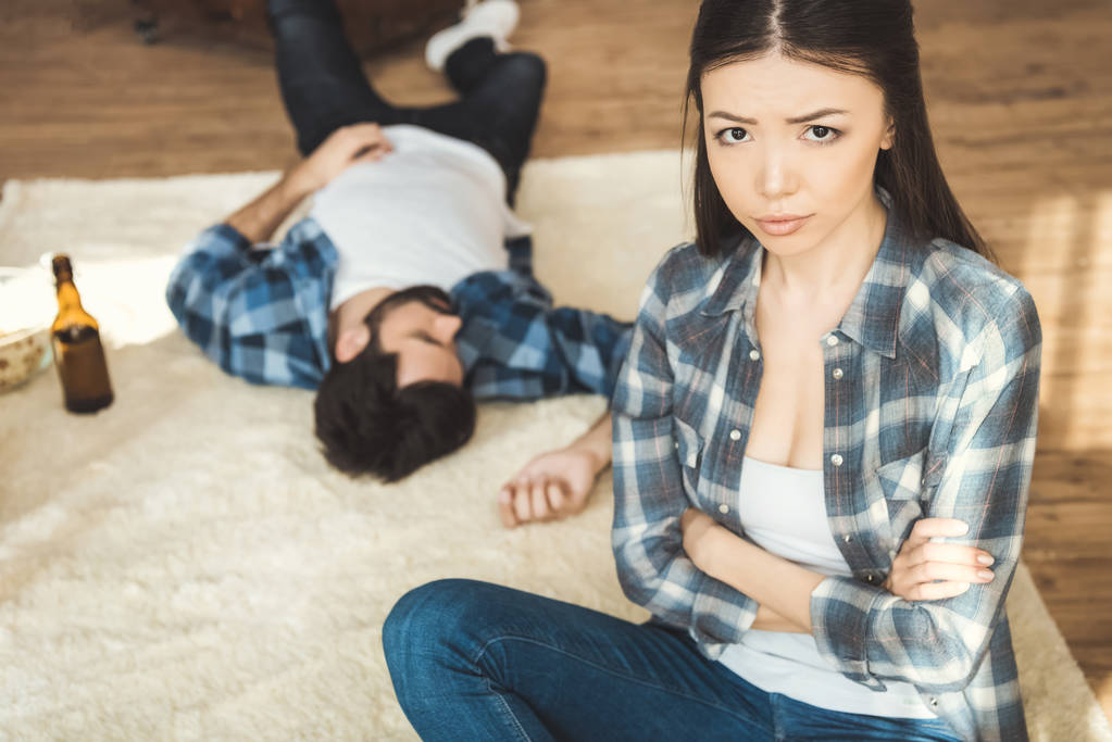 mujer sentada en el suelo cerca de novio borracho
 - Foto, imagen