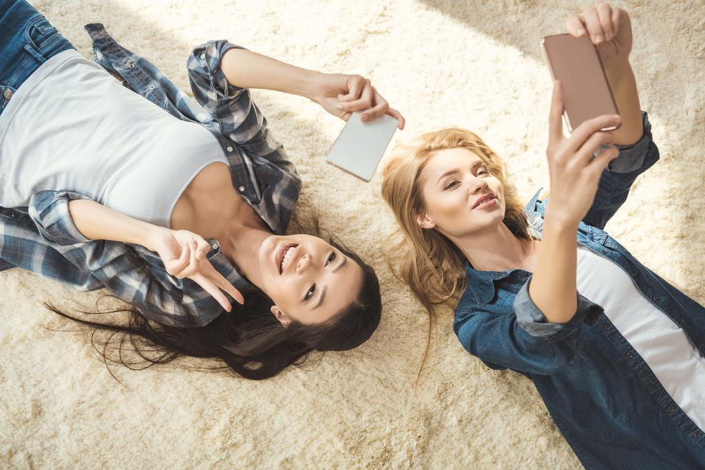 dos mujeres tomando selfie
 - Foto, imagen